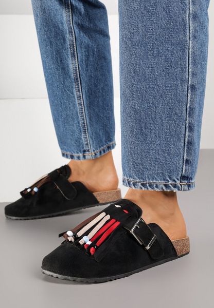 Czarne Klapki Mule w Stylu Boho z Ozdobnymi Frędzlami Varre. Czarne klapki Born2be, bez wzorów, z jeansu, bez obcasa, na płaskiej podeszwie. Za 89.99 zł.