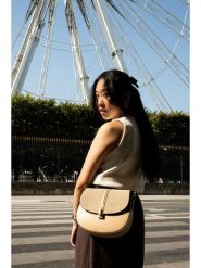 Victor & Hugo Paris Skórzana torebka "Rhea" w kolorze beżowym - 24 x 19 x 6 cm rozmiar: onesize. Brązowe torby na ramię Victor & Hugo Paris, bez wzorów, z materiału, na ramię, bez dodatków. Za 260.99 zł.