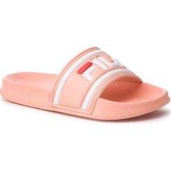 Klapki FILA - Morro Bay Slipper Wmn 1010340.71B Salmon. Czerwone klapki Fila, bez wzorów, z materiału, bez obcasa. W wyprzedaży za 79.00 zł.