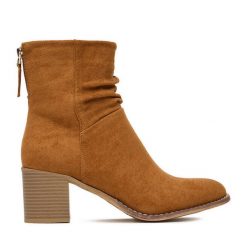 Botki JENNY. Brązowe botki Jenny, bez wzorów, bez obcasa, na słupku, bez zapięcia. Za 159.99 zł.
