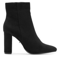 Botki DeeZee. Czarne botki DeeZee, bez wzorów, bez obcasa, na słupku, bez zapięcia. Za 159.99 zł.