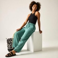 Damskie spodnie Elbrie z elastycznym ściągaczem. Zielone spodnie sportowe Regatta, na lato, s, bez wzorów, z wiskozy, trekkingowe. Za 279.99 zł.