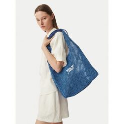 Torebka Tommy Jeans. Niebieskie torebki klasyczne Tommy Jeans, bez wzorów, z jeansu, bez dodatków. Za 529.99 zł.