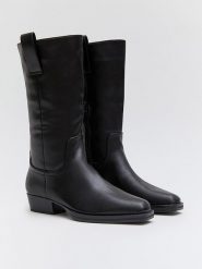 Bellucci Botki w kolorze czarnym rozmiar: 40. Czarne botki Bellucci, bez wzorów, bez obcasa, bez zapięcia. Za 231.68 zł.