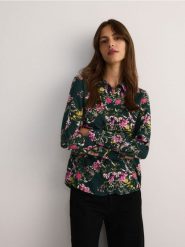 Koszula z wiskozy - ciemnozielony. Zielone koszule Reserved, l, bez wzorów, z wiskozy, bez kołnierzyka, bez ramiączek. W wyprzedaży za 59.99 zł.