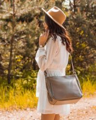 Skórzana listonoszka damska DAN-A T392 beżowa. Brązowe torebki klasyczne DAN-A, bez wzorów, ze skóry, bez dodatków. Za 329.99 zł.