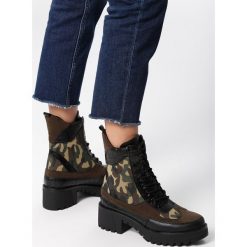 Zielone Botki Jordan. Zielone botki Born2be, bez wzorów, z nubiku, z okrągłym noskiem, za kostkę, bez obcasa, na płaskiej podeszwie, bez zapięcia. Za 149.99 zł.