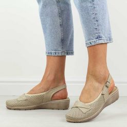 Beżowe skórzane ażurowe Polskie sandały damskie Gregors 952. Brązowe sandały GREGORS, w ażurowe wzory, z jeansu, casualowe, z okrągłym noskiem, bez obcasa, na koturnie, bez zapięcia. Za 369.00 zł.