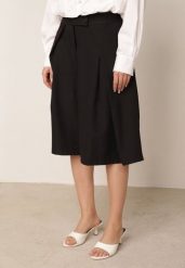 Czarne Garniturowe Szorty Eleganckie z Szerokimi Nogawkami i Zaszewkami Artessa. Czarne szorty Born2be, bez wzorów, eleganckie. Za 119.99 zł.