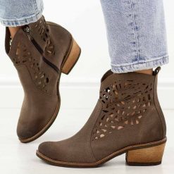 Taupe skórzane Polskie botki damskie, kowbojki ażurowe na obcasie Deoni Ko-07B. Botki Deoni, na jesień, w ażurowe wzory, z jeansu, bez obcasa, na obcasie, bez zapięcia. Za 539.00 zł.