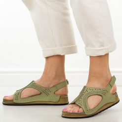 J. Zielone skórzane sandały damskie T.Sokolski 321. Zielone sandały Sokolski, bez wzorów, ze skóry, klasyczne, bez obcasa, na płaskiej podeszwie, bez zapięcia. Za 269.00 zł.