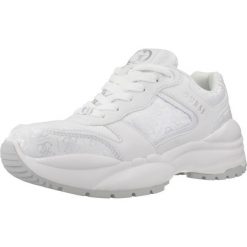 Kapcie GUESS FLFSAM FAL12 Biały. Białe obuwie domowe Guess, z aplikacjami, z syntetyku, bez zapięcia. Za 437.99 zł.