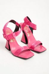Sandały damskie VERSACE JEANS COUTURE. Sandały Versace Jeans Couture, bez wzorów, z jeansu, bez obcasa, bez zapięcia. W wyprzedaży za 554.95 zł.