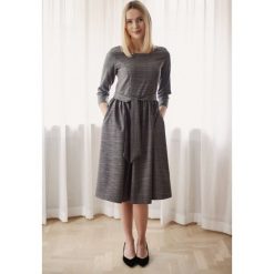 Sukienka Melia krata księcia Walii 32 szary. Szare sukienki Marie Zélie, na zimę, m, bez wzorów, z bawełny, eleganckie, bez kołnierzyka, bez ramiączek, rozkloszowane. W wyprzedaży za 337.00 zł.