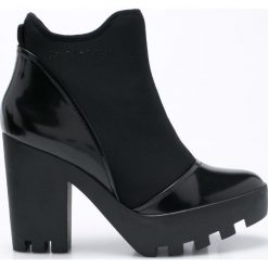 Calvin Klein Jeans - Botki. Czarne botki Calvin Klein Jeans, bez wzorów, z jeansu, z okrągłym noskiem, bez obcasa, na obcasie, bez zapięcia. W wyprzedaży za 439.90 zł.