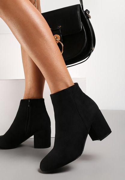 Czarne Botki Home With You. Czarne botki Renee, bez wzorów, z okrągłym noskiem, bez obcasa, na obcasie, bez zapięcia. Za 99.99 zł.