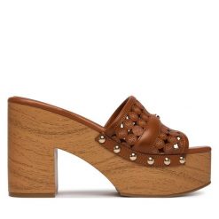 Klapki Guess. Brązowe klapki Guess, z aplikacjami, bez obcasa. Za 639.99 zł.