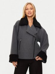 Karen by Simonsen Kurtka przejściowa Ragnu 10105195 Szary Loose Fit. Szare kurtki Karen by Simonsen, bez wzorów, z syntetyku, bez kaptura. Za 489.99 zł.