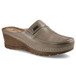 Klapki damskie Pollonus, na koturnie i ze skóry naturalnej, capucino, 5-0943-015. Brązowe klapki Pollonus, bez wzorów, ze skóry, bez obcasa, na koturnie. Za 129.00 zł.
