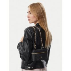 Torebka Tommy Hilfiger. Czarne torebki klasyczne TOMMY HILFIGER, bez wzorów, bez dodatków. Za 369.99 zł.