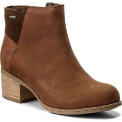 Botki CLARKS - Devreeviolagtx GORE-TEX 261287564 Dark Tan. Brązowe botki Clarks, bez wzorów, z gore-texu, bez obcasa, na obcasie, bez zapięcia. W wyprzedaży za 409.00 zł.