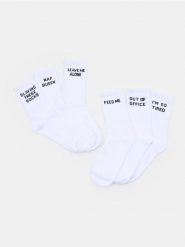 Długie skarpetki z napisami 3 pack - biały. Białe skarpety Sinsay, bez wzorów. Za 15.99 zł.