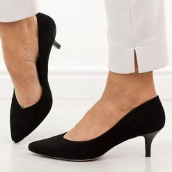 Czarne zamszowe skórzane Polskie niskie szpilki damskie Prestige 2105/szpX. Czarne szpilki Prestige, bez wzorów, ze skóry, eleganckie, bez obcasa, na szpilce, bez zapięcia. W wyprzedaży za 359.10 zł.