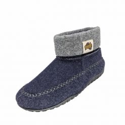 Kapcie UNISEX GUMBIES THREDBO. Niebieskie obuwie domowe Gumbies, bez wzorów, bez zapięcia. Za 167.99 zł.