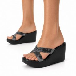 Klapki damskie na platformie Ipanema 83520 HIGH FASHION SLIDE FEM. Czarne klapki Ipanema, bez wzorów, z materiału, bez obcasa, na platformie. Za 99.00 zł.