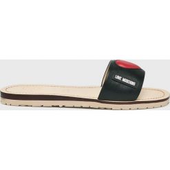 Love Moschino - Klapki. Czarne klapki Love Moschino, bez wzorów, z materiału, bez obcasa, na płaskiej podeszwie. W wyprzedaży za 329.90 zł.