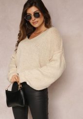 Jasnobeżowy Sweter z Trójkątnym Dekoltem i Szerokimi Rękawami Sarahena. Brązowe swetry Renee, bez wzorów, bez ramiączek. Za 84.99 zł.