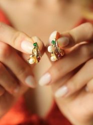 Pierres de Jade Pozłacane kolczyki-wkrętki z perłami i kryształami rozmiar: onesize. Białe kolczyki Pierres de Jade, z kryształem, pozłacane. Za 39.99 zł.