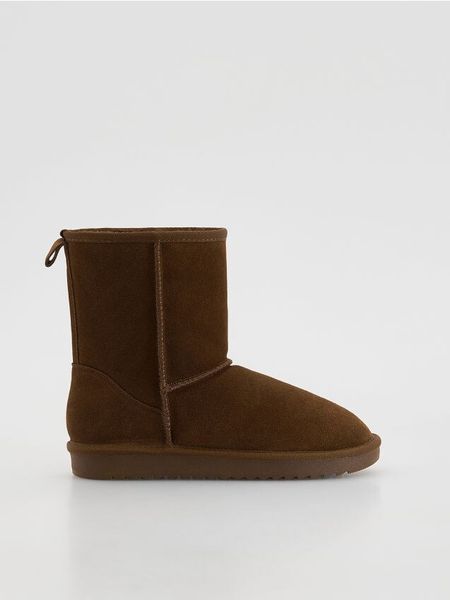 Wysokie śniegowce - ciemnobrązowy. Brązowe trapery i śniegowce Reserved. W wyprzedaży za 119.99 zł.