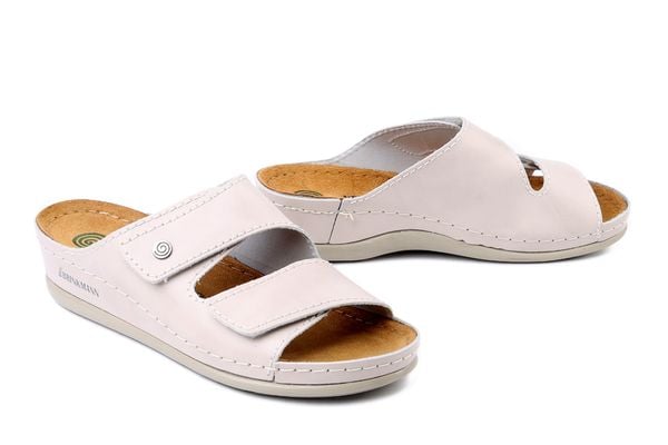 DR. BRINKMANN 700777-08 beige, klapki damskie. Brązowe klapki Dr. Brinkmann, bez wzorów, ze skóry, bez obcasa. Za 279.90 zł.