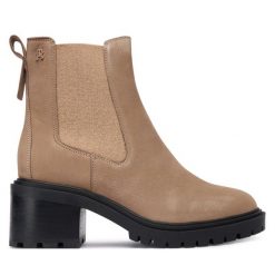 Botki Tommy Hilfiger. Brązowe botki TOMMY HILFIGER, bez wzorów, z nubiku, bez obcasa, na słupku, bez zapięcia. Za 749.99 zł.