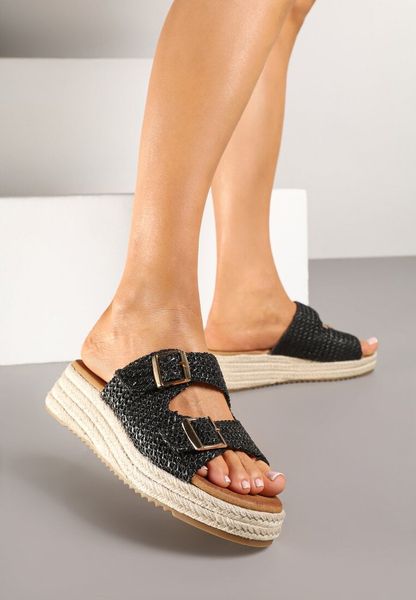 Czarne Klapki na Plecionej Podeszwie Ozdobionej Klamrami Liaritia. Czarne klapki Renee, bez wzorów, z zamszu, bez obcasa, na koturnie. Za 109.99 zł.