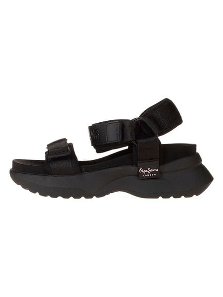 Pepe Jeans FOOTWEAR Sandały w kolorze czarnym rozmiar: 37. Czarne sandały Pepe Jeans FOOTWEAR, bez wzorów, z jeansu, bez obcasa, na koturnie, bez zapięcia. Za 127.05 zł.