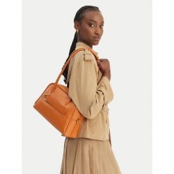 Torebka Coccinelle. Brązowe torebki klasyczne Coccinelle, bez wzorów, bez dodatków. Za 1,399.99 zł.