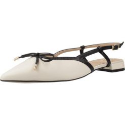 Sandały CLARKS 26186115C Beżowy. Brązowe sandały Clarks, bez wzorów, ze skóry, sportowe, bez obcasa, bez zapięcia. Za 354.99 zł.