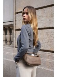 Victor & Hugo Paris Skórzana torebka "Arly" w kolorze szarobrązowym - 23 x 13 x 8 cm rozmiar: onesize. Brązowe torby na ramię Victor & Hugo Paris, bez wzorów, z materiału, przez ramię, bez dodatków. Za 415.31 zł.