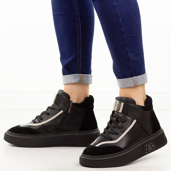 Czarne skórzane botki damskie Cambell 19357. Czarne botki Cambell, na jesień, bez wzorów, z jeansu, z okrągłym noskiem, bez obcasa, na platformie, bez zapięcia. W wyprzedaży za 274.34 zł.