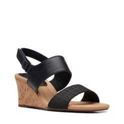 Sandały Clarks. Czarne sandały Clarks, bez wzorów, bez obcasa, na koturnie, bez zapięcia. Za 169.99 zł.