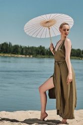 Sukienka Zalotna Jasnooliwkowa. Sukienki Hultaj Polski, na lato, m, bez wzorów, z jedwabiu, bez kołnierzyka, bez ramiączek, maxi, kopertowe. Za 359.00 zł.