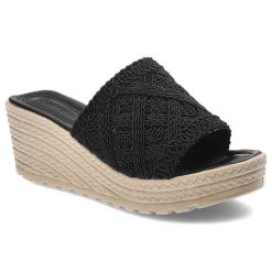 Czarne Klapki Artiker Modne Buty Na Lato. Czarne klapki Artiker, z aplikacjami, z koronki, bez obcasa, na koturnie. Za 119.00 zł.