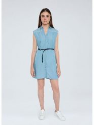 Pepe Jeans Sukienka w kolorze błękitnym rozmiar: M. Niebieskie sukienki Pepe Jeans, na co dzień, m, bez wzorów, z jeansu, bez kołnierzyka, bez ramiączek, mini, proste. Za 206.91 zł.