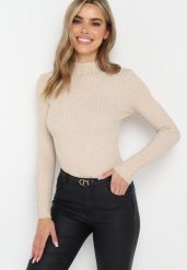 Beżowy Dopasowany Sweter Golf z Ozdobnymi Guzikami Oppanla. Brązowe golfy Born2be, z aplikacjami, z dzianiny, bez ramiączek. Za 49.99 zł.