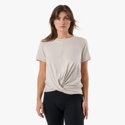 Koszulka treningowa damska Swedemount Core Wrap Soft Tee szybkoschnąca. Szare bluzki SWEDEMOUNT, bez wzorów, sportowe, bez kołnierzyka, bez ramiączek. Za 79.99 zł.