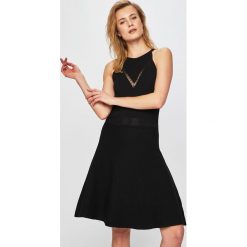 Trussardi Jeans - Sukienka. Białe sukienki Trussardi Jeans, na co dzień, l, bez wzorów, z dzianiny, casualowe, bez kołnierzyka, bez ramiączek, proste. W wyprzedaży za 579.90 zł.