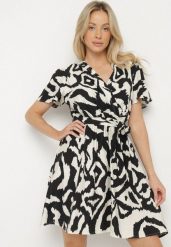 Czarna Kopertowa Sukienka z Wiskozy w Abstrakcyjny Wzór Fenilsa. Czarne sukienki Born2be, na co dzień, na lato, l, bez wzorów, z wiskozy, eleganckie, bez kołnierzyka, bez ramiączek, mini, kopertowe. Za 64.99 zł.