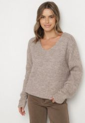 Brązowy Sweter z Dodatkiem Wełny i Trójkątnym Dekoltem Esmina. Brązowe swetry Born2be, l, bez wzorów, z wełny, bez ramiączek. Za 99.99 zł.